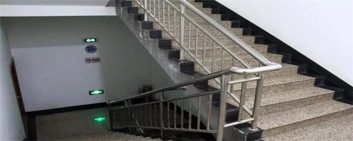 疏散楼梯的最小宽度（疏散楼梯形式有哪些）