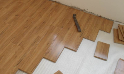 铺地板前地面怎么处理（铺地板前必须打扫非常干净吗）