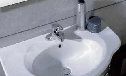 如何拆卸玻璃胶粘住的洗手盆（安装洗脸盆下水要打胶吗）