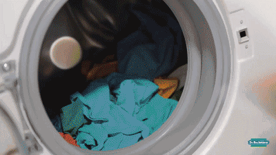 洗衣机里面的脏东西怎样清理（洗衣机几个月不洗真的很脏！学会这招，洗掉垃圾和细菌）