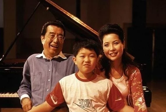 李双江前妻气质惊人，大儿子也很帅气，从不提及自己的父亲