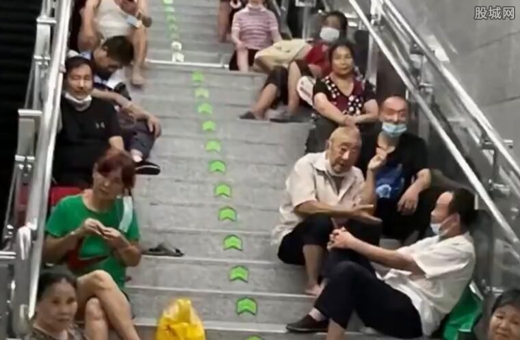 重庆高温地铁楼梯上长满了人（这都是被逼出来的）