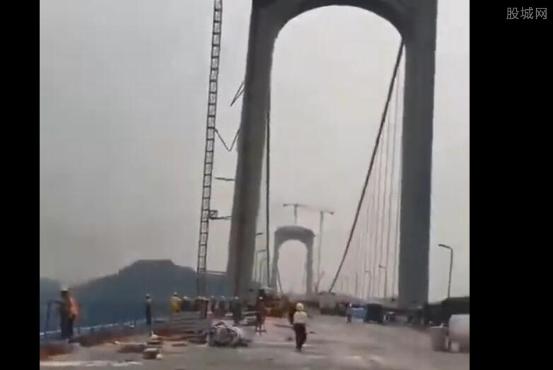 重庆一大桥塔吊倒塌有人受伤（事故项目主管单位这样回应）