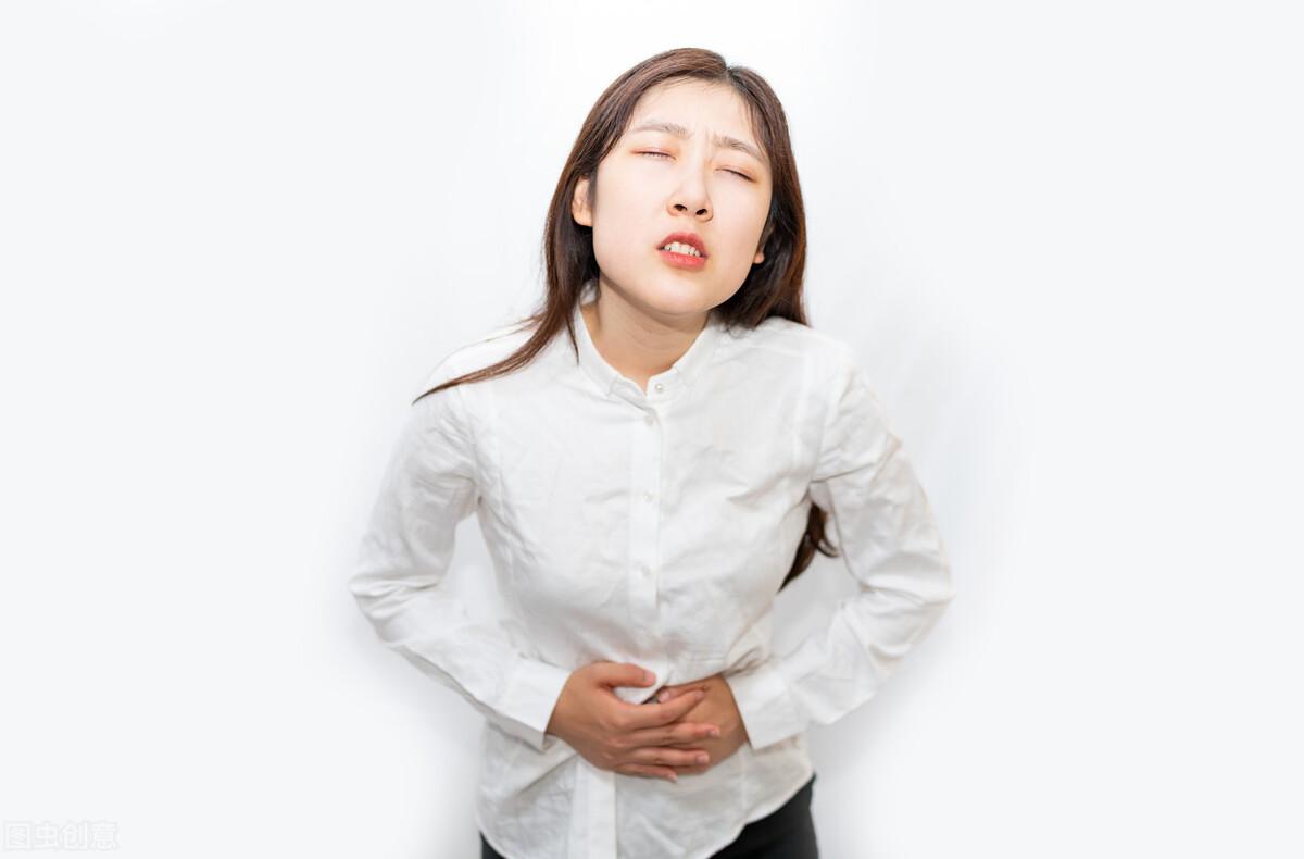 胃痉挛怎么办（有一种胃部疼痛叫胃痉挛，发作太难受？这样做能减轻或改善它）