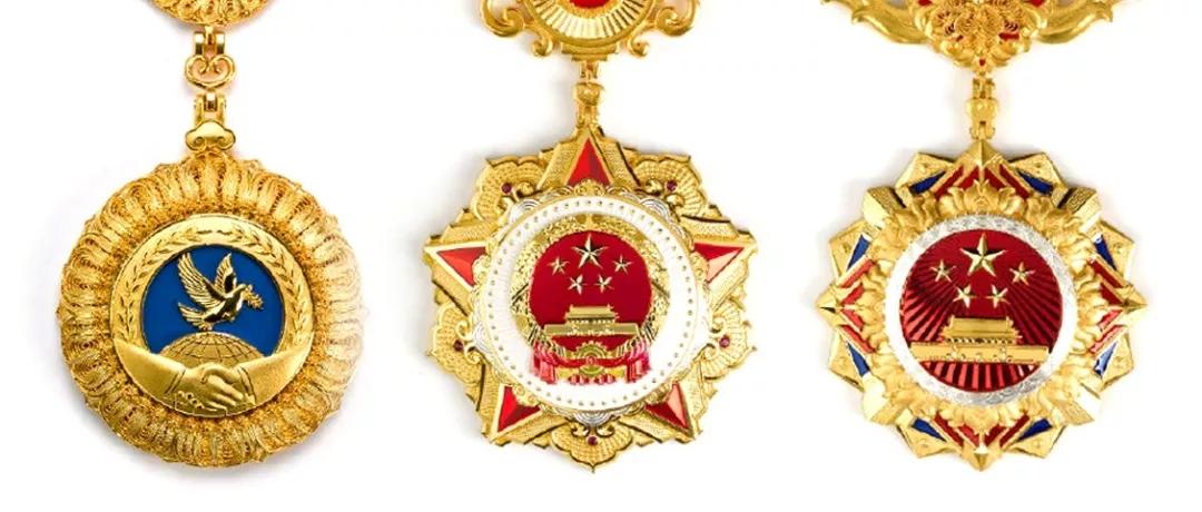共和国勋章是什么材质（极易混淆的徽章都有哪些可辨别的特点？）