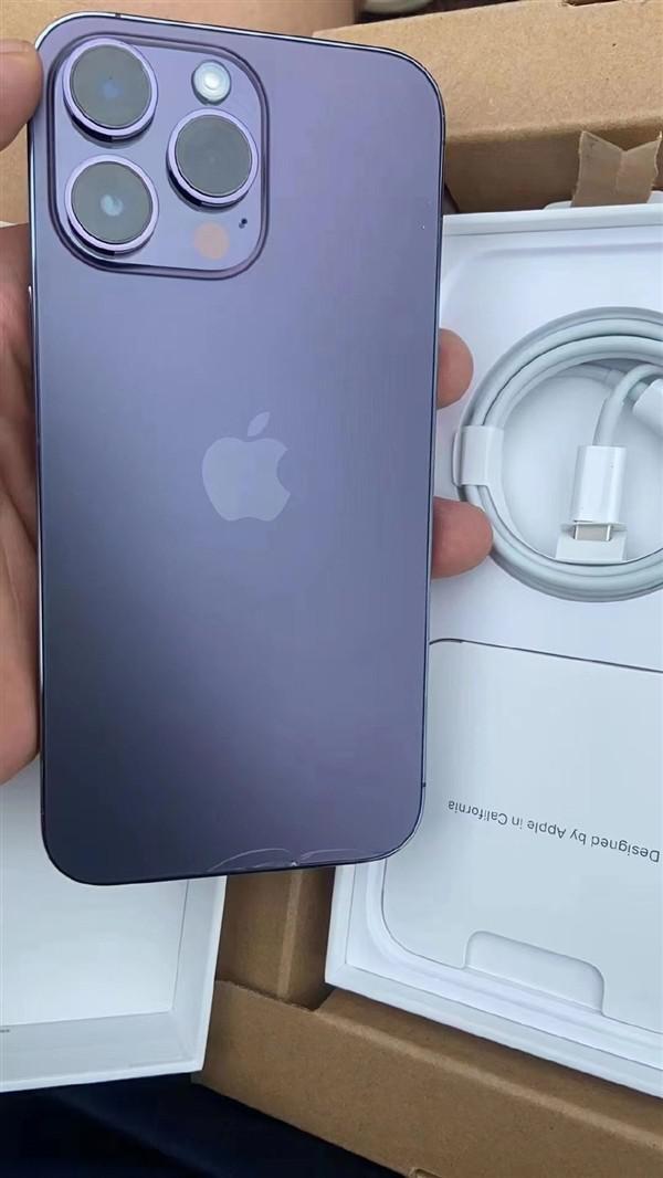 首发日迎首摔 ! 紫色 iPhone 14 Pro 后壳裂开 屏幕依旧完好