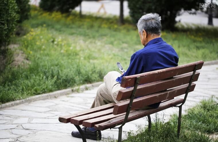 专家谈老年人再就业：现在退休太早了（他们是人才社会的“富）