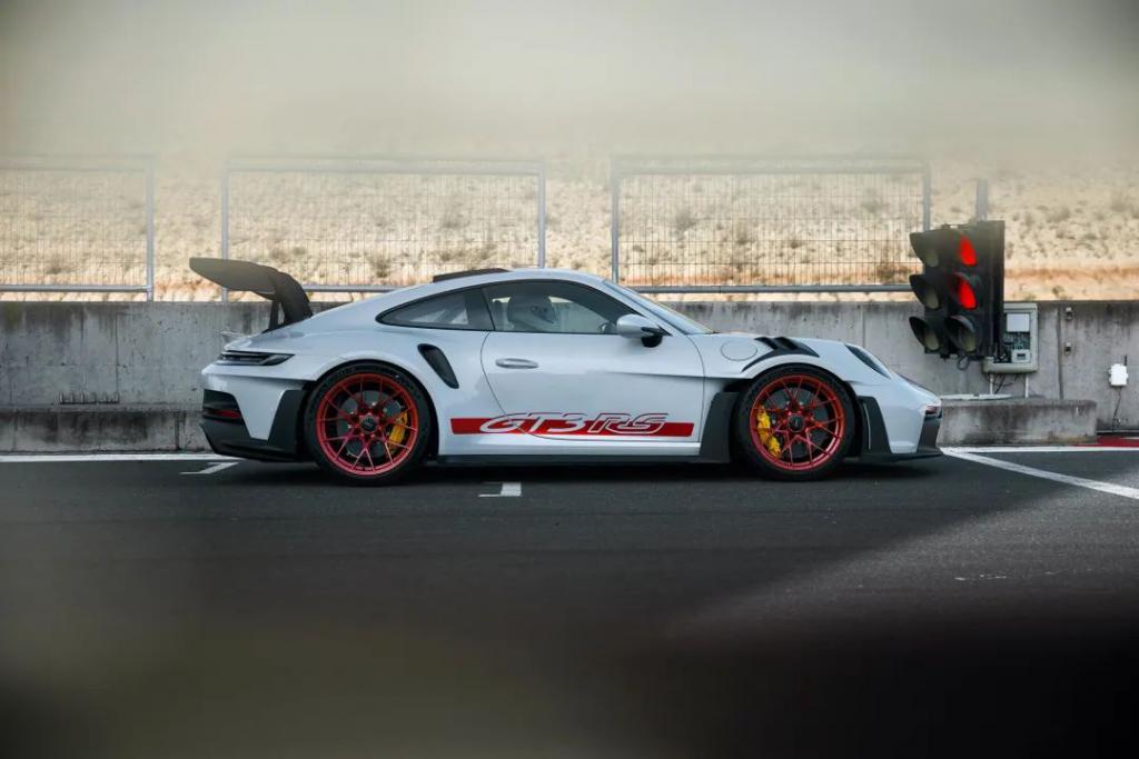全新 911 GT3 RS 发布，这就是一台可合法上路的赛车