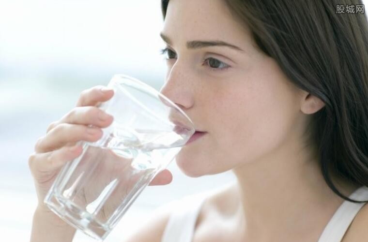 早起后喝水大量的细菌会进入体内（早起怎样喝水才有利于健康）