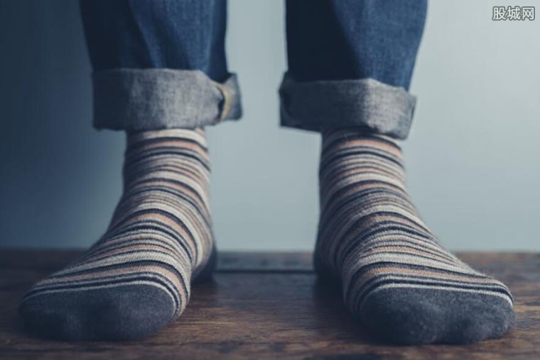 穿袜子睡觉的人身体会怎么样（为啥有人睡觉爱把脚伸到被外呢）