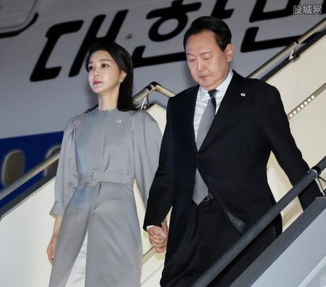 被韩国第一夫人美到了穿灰色大衣秀出天鹅颈（真看不出有50岁）