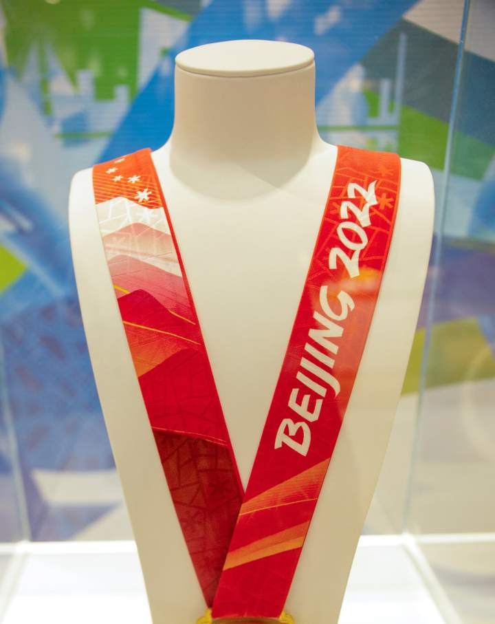 奥运会金牌主要材料（北京冬奥会冬残奥会总结表彰大会举行，“雪花奖章”绶带由万事利制造）