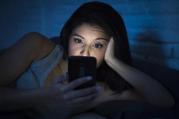 每天晚睡真的是手机太好玩了吗 ? 专家告诉你真正的答案