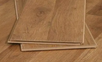 木板适合扫地机还是吸尘器（如何清理脏的木地板）