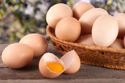 土鸡蛋的蛋黄什么颜色是正常的（土鸡蛋比普通鸡蛋更有营养吗）