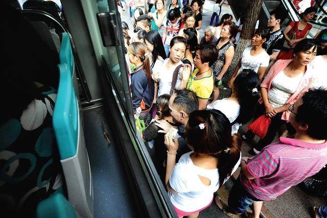 公交车超载的标准是一平米站多少人（为什么公交车可以挤那么多人不算超员？到底坐多少人才算超载？）