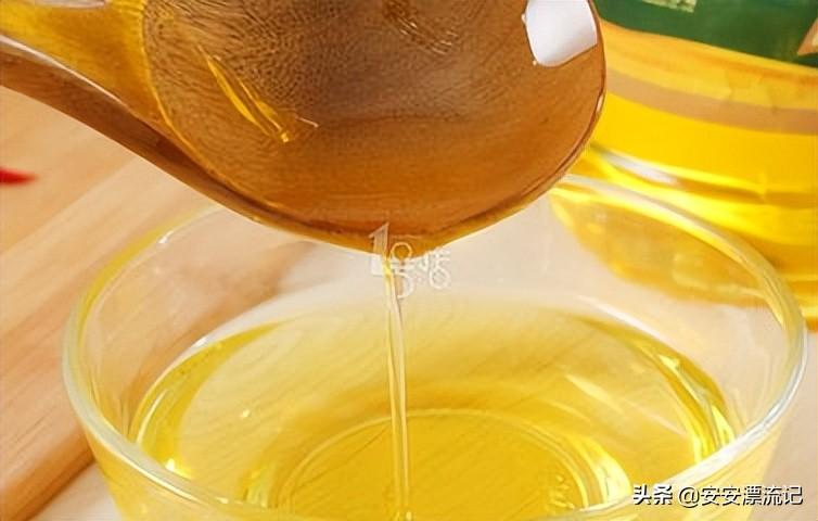花生油密度（压榨花生油和浓香花生油的区别，如何辨别花生油是否掺假？）