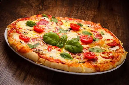 减肥期间吃了一小块披萨会胖吗（一块披萨的热量是多少）